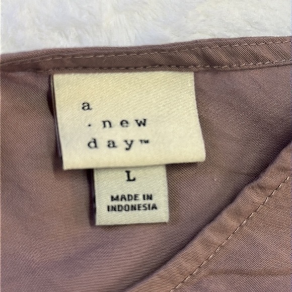 A New Day Light Mauve Plum Rayon/Nylon Crinkle Flutter Sleeve Keyhole Back Top L - Picture 7 of 11